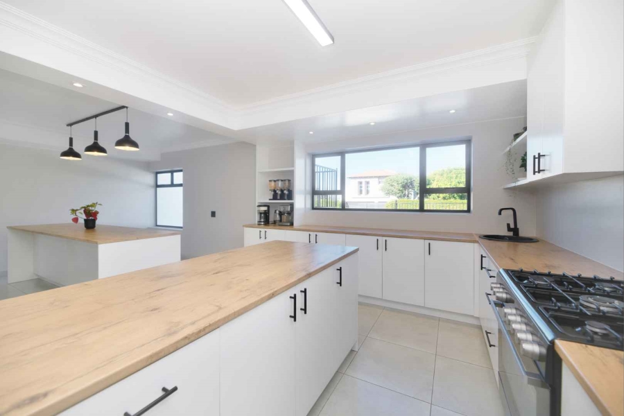 9 Bedroom Property for Sale in Westcliff Western Cape